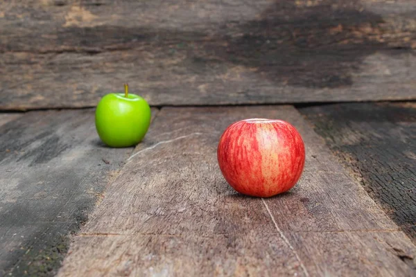 Red Apple Primer plano, sobre fondo de madera y espacio para copiar . — Foto de Stock