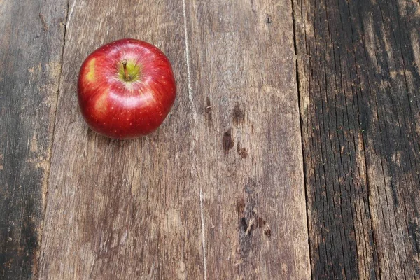 Rött äpple på trä bakgrund, ovanifrån med kopia utrymme. — Stockfoto