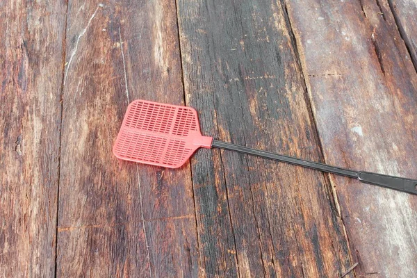 Red fly swatter. Single flyswatter made of plastic and unfailing — Stock Photo, Image