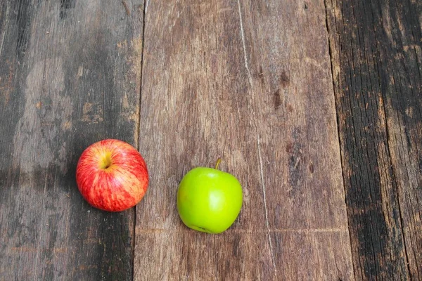 Röda och gröna äpple på trä bakgrund, ovanifrån och kopia spac — Stockfoto