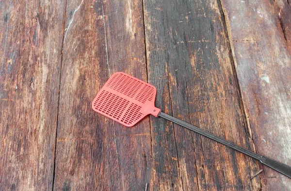 Red fly swatter. Single flyswatter made of plastic and unfailing — Stock Photo, Image