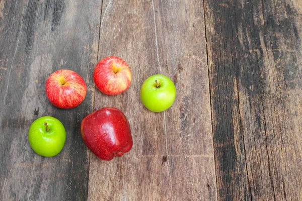 Röda och gröna äpple på trä bakgrund, ovanifrån och kopia spac — Stockfoto