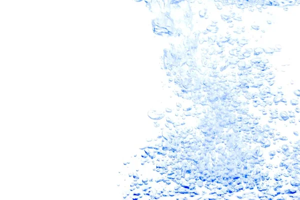 Πιτσίλισμα νερού με τις φυσαλίδες του αέρα, στο μπλε φόντο. — Φωτογραφία Αρχείου