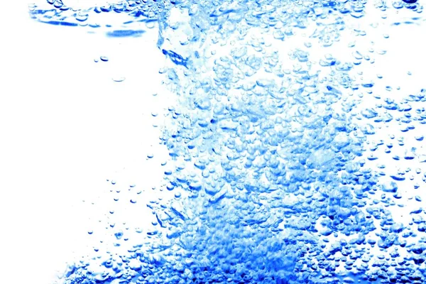 Percikan air dengan gelembung udara, di latar belakang biru . — Stok Foto