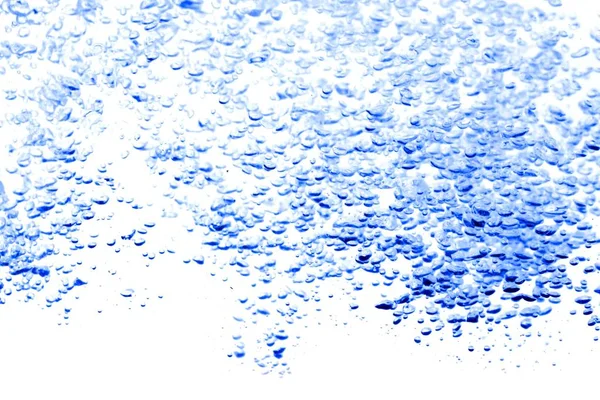 Wasserspritzer mit Luftblasen, auf blauem Hintergrund. — Stockfoto