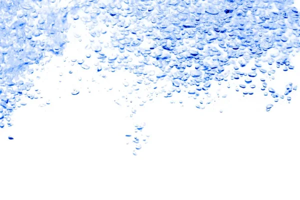 Vattenstänk med luftbubblor, på den blå bakgrunden. — Stockfoto