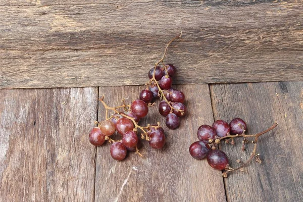 Rouge raisin frais sur fond de table en bois — Photo