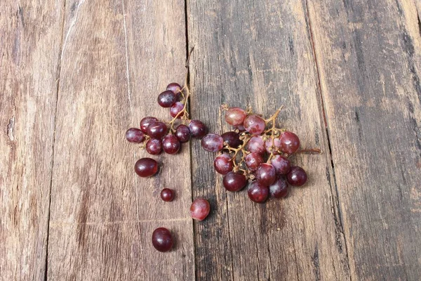 Rouge raisin frais sur fond de table en bois, Vue de dessus — Photo