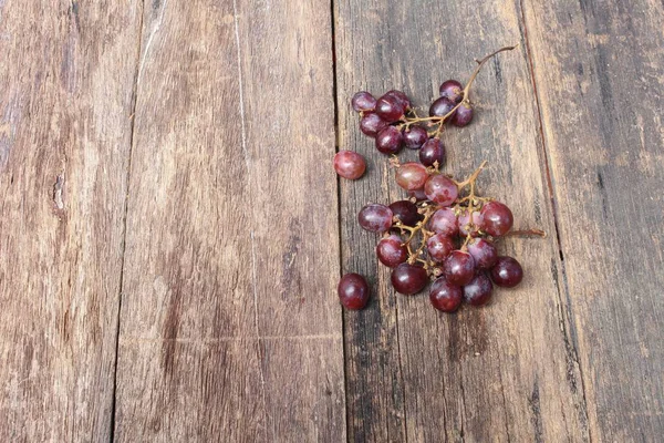 Weinrot frisch auf Holztischhintergrund, Draufsicht — Stockfoto