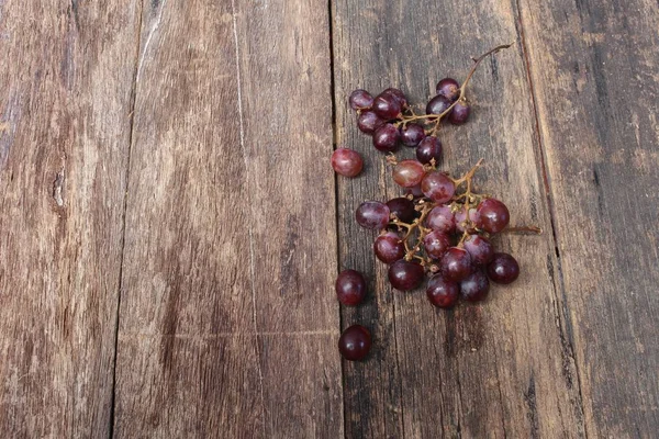 Weinrot frisch auf Holztischhintergrund, Draufsicht — Stockfoto