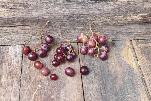 Виноград красный свежий на деревянном фоне стола, вид сверху — стоковое фото