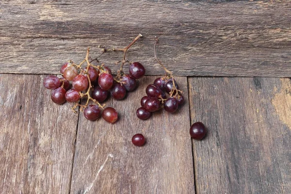 Виноград красный свежий на деревянном фоне стола, вид сверху — стоковое фото