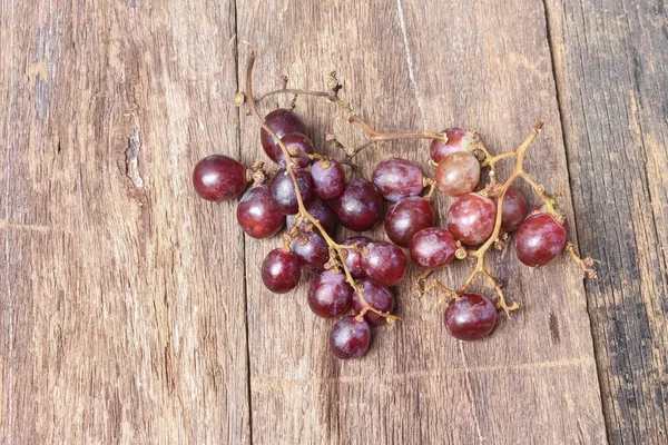 Rouge raisin frais sur fond de table en bois, Vue de dessus — Photo