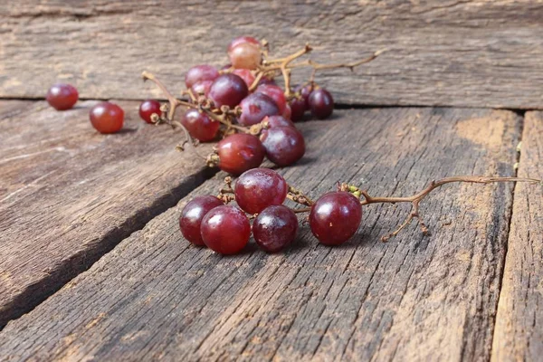 Rouge raisin frais sur fond de table en bois — Photo