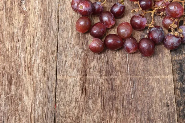 Rouge raisin frais sur fond de table en bois — Photo