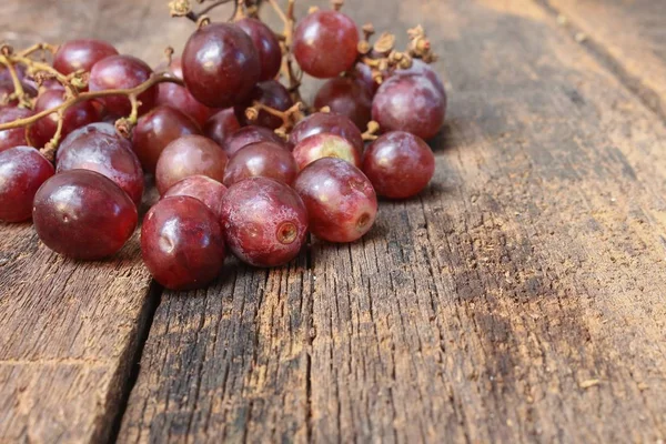 Rouge raisin frais sur fond de table en bois — Photo