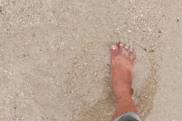 Pé descalço pé andando na praia, férias no verão mar movimento — Fotografia de Stock
