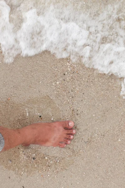 Pé descalço pé andando na praia, férias no verão mar movimento — Fotografia de Stock