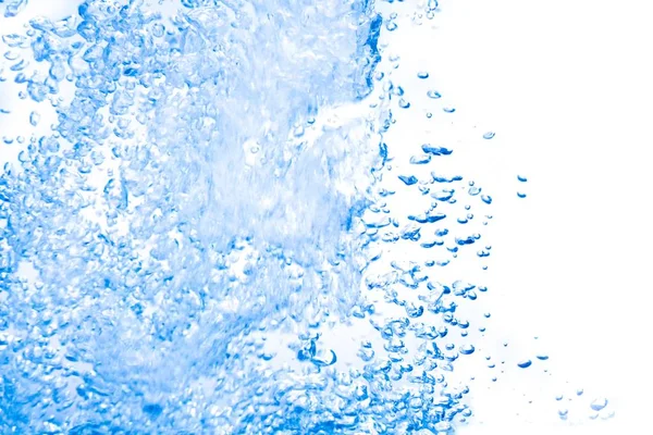 Spritzwasser blau mit Blasen auf weißem Hintergrund — Stockfoto