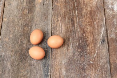  ahşap arka plan üzerinde yumurta. Üstten Görünüm