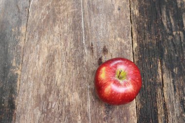 Kırmızı elma yaklaş.