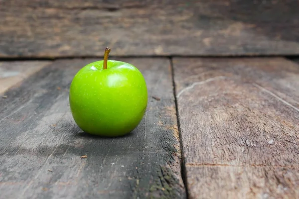 Green apple on wooden table  background — Stock Photo, Image