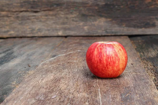 Rött äpple nära — Stockfoto