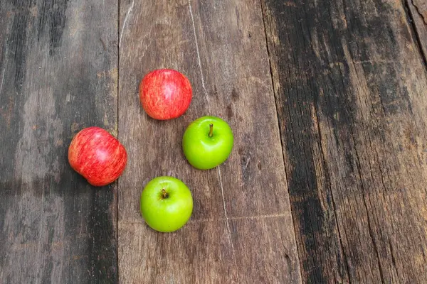 Manzana roja y verde sobre fondo de madera — Foto de Stock