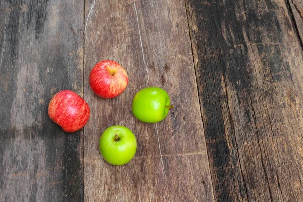 Czerwone i zielone jabłko na podłoże drewniane — Zdjęcie stockowe