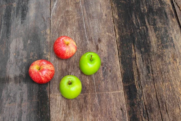 Czerwone i zielone jabłko na podłoże drewniane — Zdjęcie stockowe