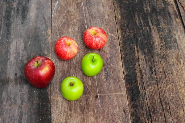 Manzana roja y verde sobre fondo de madera — Foto de Stock