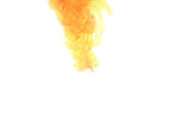 Beyaz arkaplanda sudaki renk mürekkebi