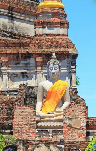 Buddhastaty vid Wat Yai Chaimongkol i Ayutthaya, Thailand — Stockfoto