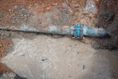 Kırık boru ve Değiştir yeni tamir