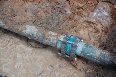 Kırık boru ve Değiştir yeni tamir