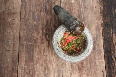 ahşap masa üzerinde taş harç biber biber yapıştırın baharatlı h