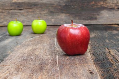 Kırmızı elma yakın, ahşap arka plan ve kopya alanı.