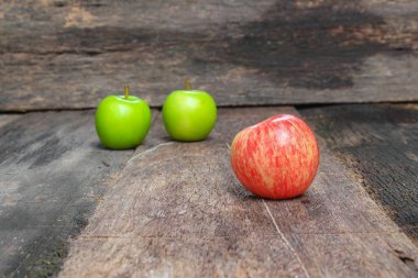 Kırmızı elma yakın, ahşap arka plan ve kopya alanı.