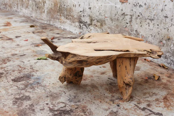 Mesa de madera hecha de árbol en el viejo fondo de la pared de ladrillo . —  Fotos de Stock
