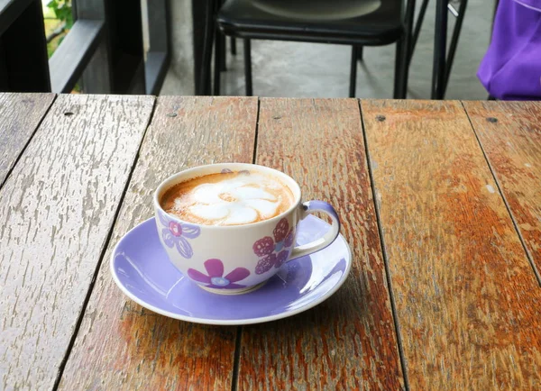 Cappuccino de café sur le fond de plancher en bois — Photo