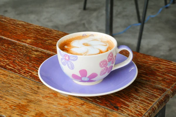 Cappuccino de café sur le fond de plancher en bois — Photo