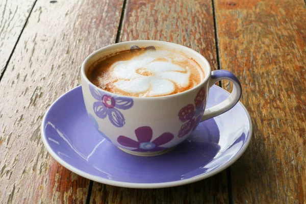 Café cappuccino gros plan sur table en bois — Photo