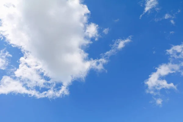 Blauwe hemelachtergrond met cloud in de prachtige natuur — Stockfoto