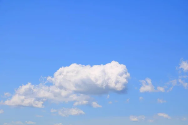 Cielo azul fondo con nube en la naturaleza hermoso — Foto de Stock