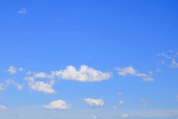 Fundo céu azul com nuvem na natureza bonito — Fotografia de Stock