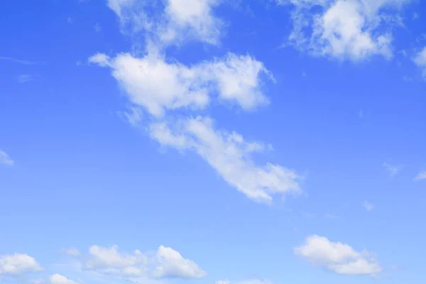 Mavi gökyüzü arka plan bulut doğa güzel ile — Stok fotoğraf