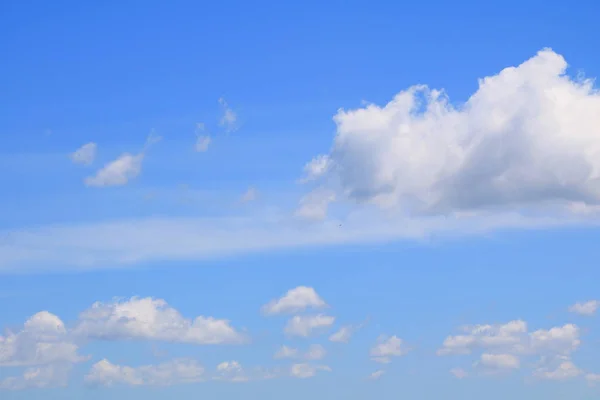 Cielo azul fondo con nube en la naturaleza hermoso —  Fotos de Stock