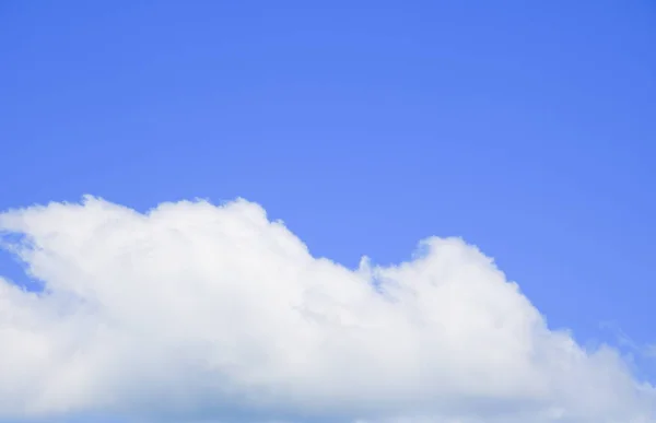 Fundo céu azul com nuvem na natureza bonito — Fotografia de Stock