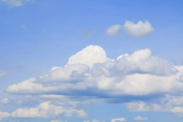 Blauwe hemelachtergrond met cloud in de prachtige natuur — Stockfoto