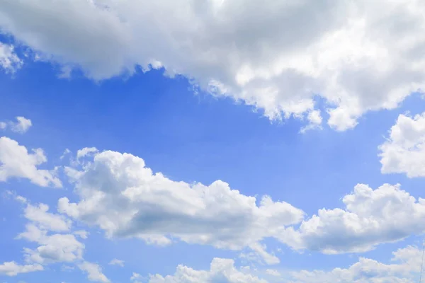 Голубое небо фон с облаком в природе красивый — стоковое фото